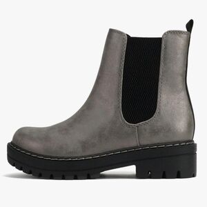 Soda Pilot Woman's Lug Sole Low Heel Chelsea Ankle Bootie Pewter Metallic Size 9